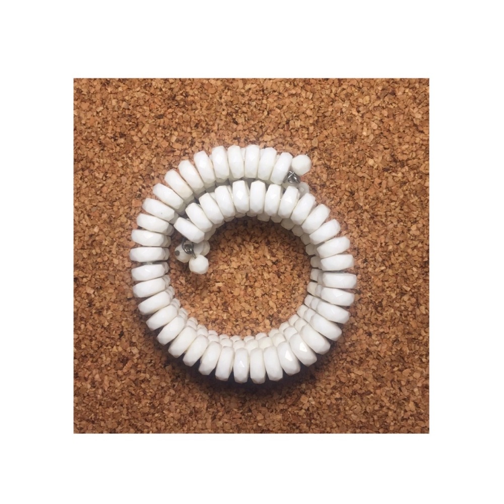 Vintage Memory Coil White Bead Bracelet - Picture 6 of 7